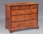 Lote 262: ANTIGUO 'CHEST OF DRAWERS' INGLES QUEEN ANNE. ANTIGUO 'CHEST OF DRAWERS' INGLES QUEEN ANNE.