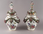 Lote 690: PAR DE ANTIGUOS POTICHES DE PORCELANA ALEMANA CON TAPA. Lote 690: PAR DE ANTIGUOS POTICHES DE PORCELANA ALEMANA CON TAPA. PAR DE ANTIGUOS POTICHES DE PORCELANA ALEMANA CON TAPA.