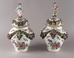 Lote 690: PAR DE ANTIGUOS POTICHES DE PORCELANA ALEMANA CON TAPA.  PAR DE ANTIGUOS POTICHES DE PORCELANA ALEMANA CON TAPA. 