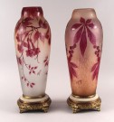 Lote 730: DOS LAMPARAS FRANCESAS CON VASOS DE VIDRIO ARTISTICO. Lote 730: DOS LAMPARAS FRANCESAS CON VASOS DE VIDRIO ARTISTICO. DOS LAMPARAS FRANCESAS CON VASOS DE VIDRIO ARTISTICO.