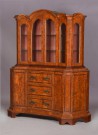 Lote 270: MUEBLE DE ESTILO HOLANDES FORMADO POR DOS CUERPOS. MUEBLE DE ESTILO HOLANDES FORMADO POR DOS CUERPOS.