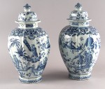 Lote 749: PAR DE VASOS DE FAIENCE HOLANDESA DE DELFT CON TAPA. Lote 749: PAR DE VASOS DE FAIENCE HOLANDESA DE DELFT CON TAPA. PAR DE VASOS DE FAIENCE HOLANDESA DE DELFT CON TAPA.