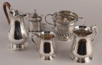 Lotes 475, 473, 476 y 474:
ANTIGUA JARRA INGLESA PARA LECHE JORGE III.
ANTIGUO MOSTACERO INGLES JORGE III.
ANTIGUA COPA INGLESA CON ASAS LATERALES.
DOS ANTIGUOS JARROS INGLESES JORGE II. Lotes 475, 473, 476 y 474:
ANTIGUA JARRA INGLESA PARA LECHE JORGE III.
ANTIGUO MOSTACERO INGLES JORGE III.
ANTIGUA COPA INGLESA CON ASAS LATERALES.
DOS ANTIGUOS JARROS INGLESES JORGE II.