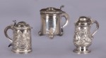 Lotes 470, 472 y 471:
IMPORTANTE TANKARD SUECO CON TAPA UNIDA AL ASA LATERAL.
ANTIGUO TANKARD INGLES CON TAPA CIRCA 1700.
ANTIGUO TANKARD INGLES JORGE III CON TAPA. Lotes 470, 472 y 471:
IMPORTANTE TANKARD SUECO CON TAPA UNIDA AL ASA LATERAL.
ANTIGUO TANKARD INGLES CON TAPA CIRCA 1700.
ANTIGUO TANKARD INGLES JORGE III CON TAPA.