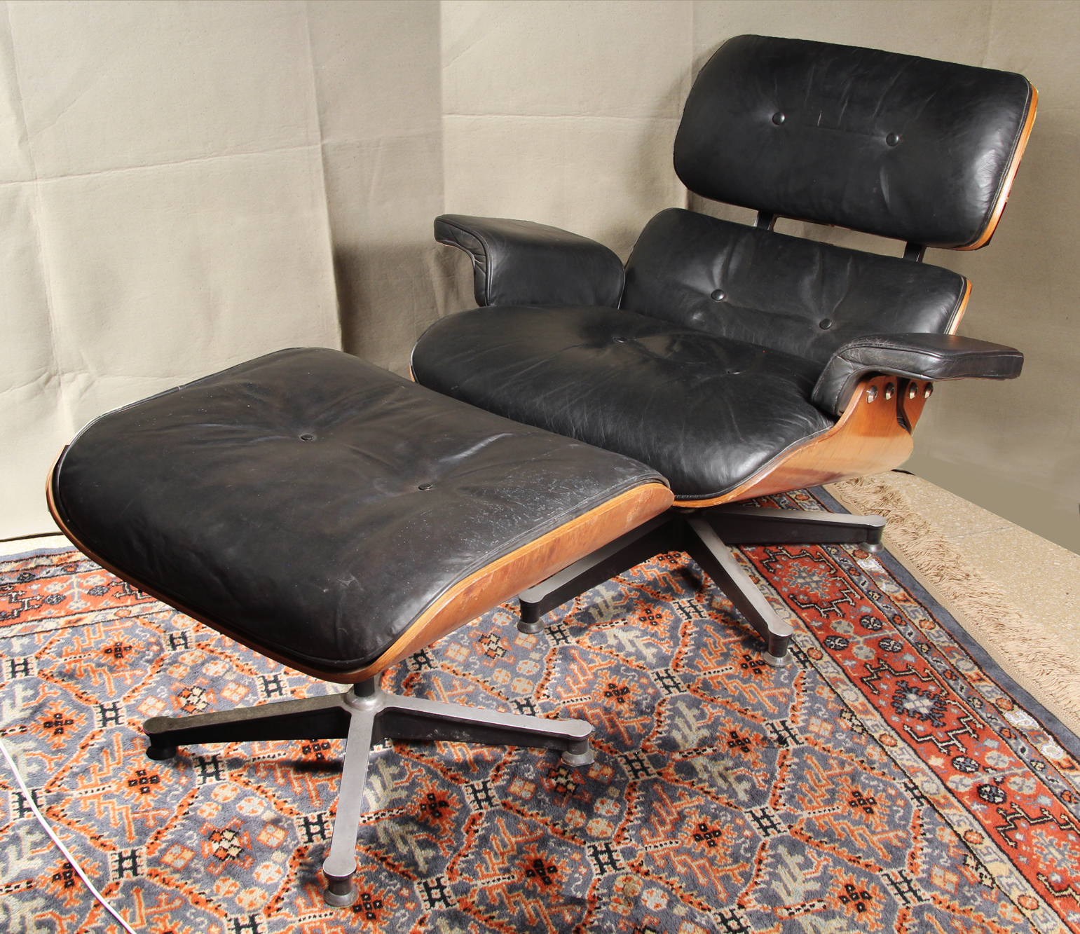  SILLON DISEÑO EAMES CON BANQUETA APOYA PIES.