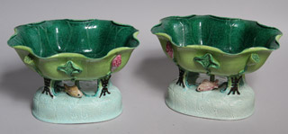 Lote 109: PAR DE CENTROS DE POTTERY INGLESA DECORADA. Lote 109: PAR DE CENTROS DE POTTERY INGLESA DECORADA. PAR DE CENTROS DE POTTERY INGLESA DECORADA.