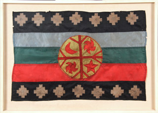 Lote 659: BANDERA MAPUCHE ENMARCADA.  BANDERA MAPUCHE ENMARCADA. 