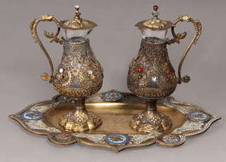 Lote 44: ACEITERA Y VINAJERA CON BANDEJITA DE BRONCE. Lote 44: ACEITERA Y VINAJERA CON BANDEJITA DE BRONCE. ACEITERA Y VINAJERA CON BANDEJITA DE BRONCE.