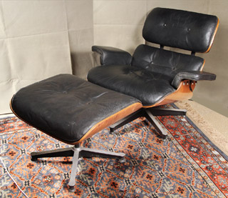 Lote 389: SILLON DISEÑO EAMES CON BANQUETA APOYA PIES. SILLON DISEÑO EAMES CON BANQUETA APOYA PIES.