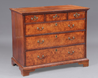 Lote 217: ANTIGUO 'CHEST OF DRAWERS' INGLES QUEEN ANNE. ANTIGUO 'CHEST OF DRAWERS' INGLES QUEEN ANNE.