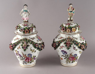 Lote 808: PAR DE ANTIGUOS POTICHES DE PORCELANA ALEMANA CON TAPA.  PAR DE ANTIGUOS POTICHES DE PORCELANA ALEMANA CON TAPA. 