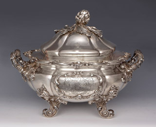 Lote 476: ANTIGUA 'SOUP TUREEN WITH COVER' INGLESA. ANTIGUA 'SOUP TUREEN WITH COVER' INGLESA.
