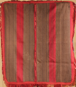 Lote 909: PONCHO BOLIVIANO DE LANA TEJIDA EN TELAR. PONCHO BOLIVIANO DE LANA TEJIDA EN TELAR.