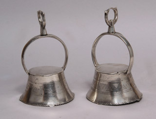 Lote 713: PAR DE ANTIGUOS ESTRIBOS CAMPANA DE ESTILO PAMPA.  PAR DE ANTIGUOS ESTRIBOS CAMPANA DE ESTILO PAMPA. 