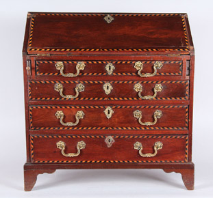 Lote 157: PEQUEÑA COMODA SECRETAIRE INGLESA DEL SIGLO XIX.  PEQUEÑA COMODA SECRETAIRE INGLESA DEL SIGLO XIX. 