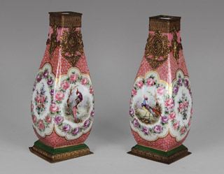 Lote 209: PAR DE VASOS DE PORCELANA FRANCESA DE SEVRES. PAR DE VASOS DE PORCELANA FRANCESA DE SEVRES.