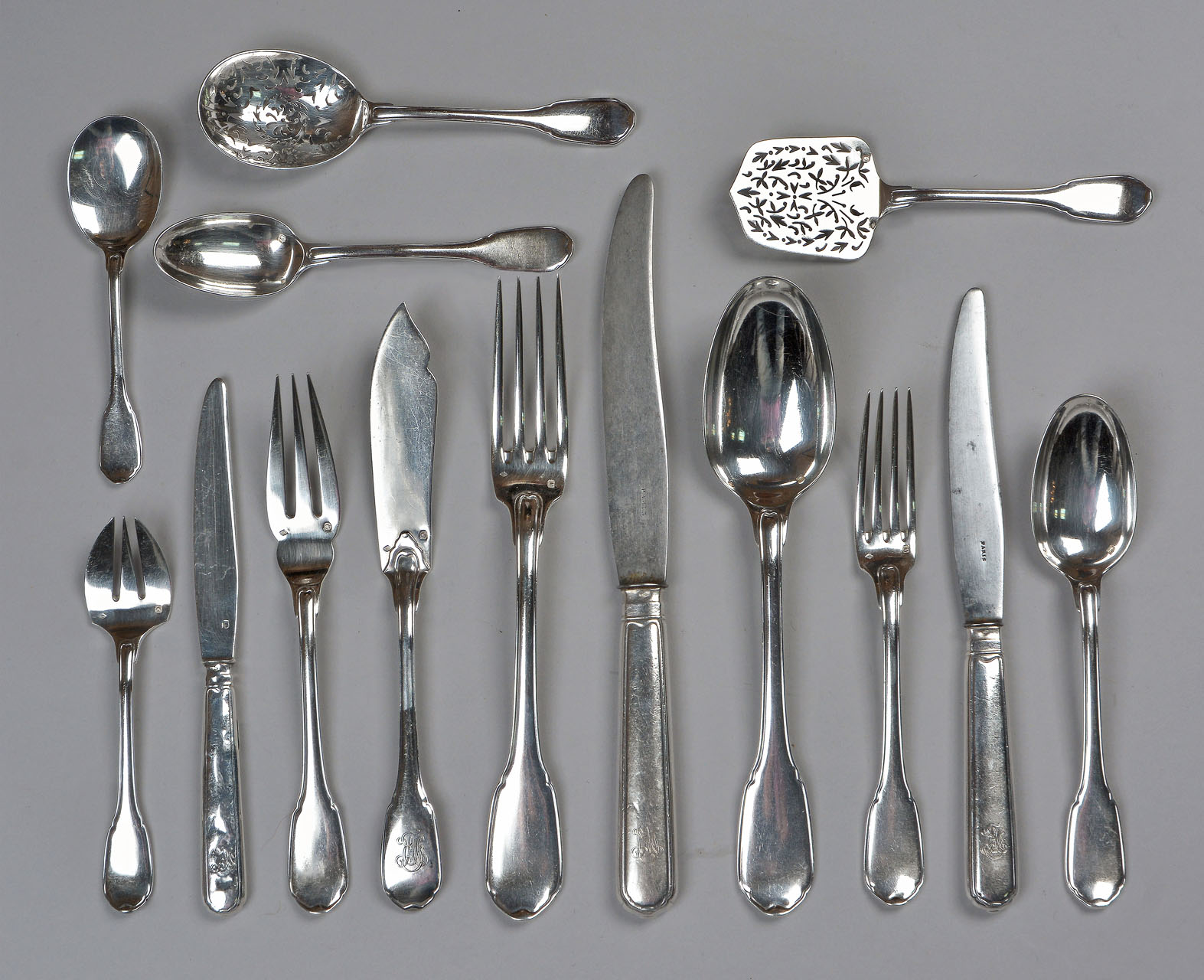 JUEGO DE CUBIERTOS DE PLATA FRANCESA SELLADA. 