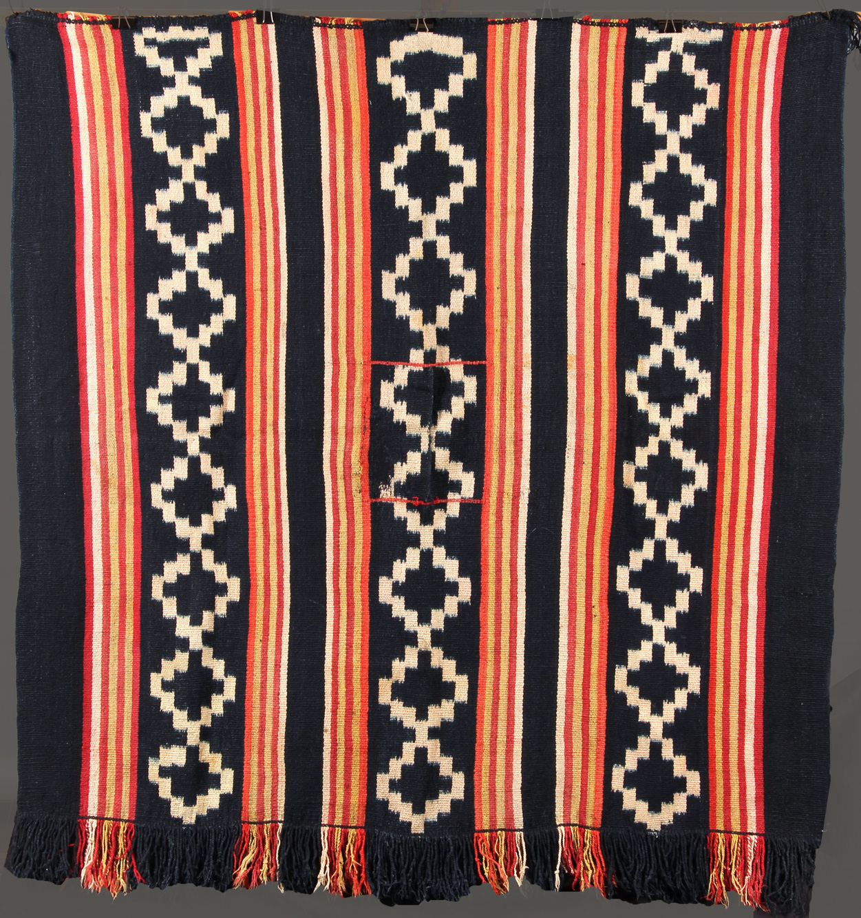  ANTIGUO PONCHO PAMPA DE LANA TEJIDA.