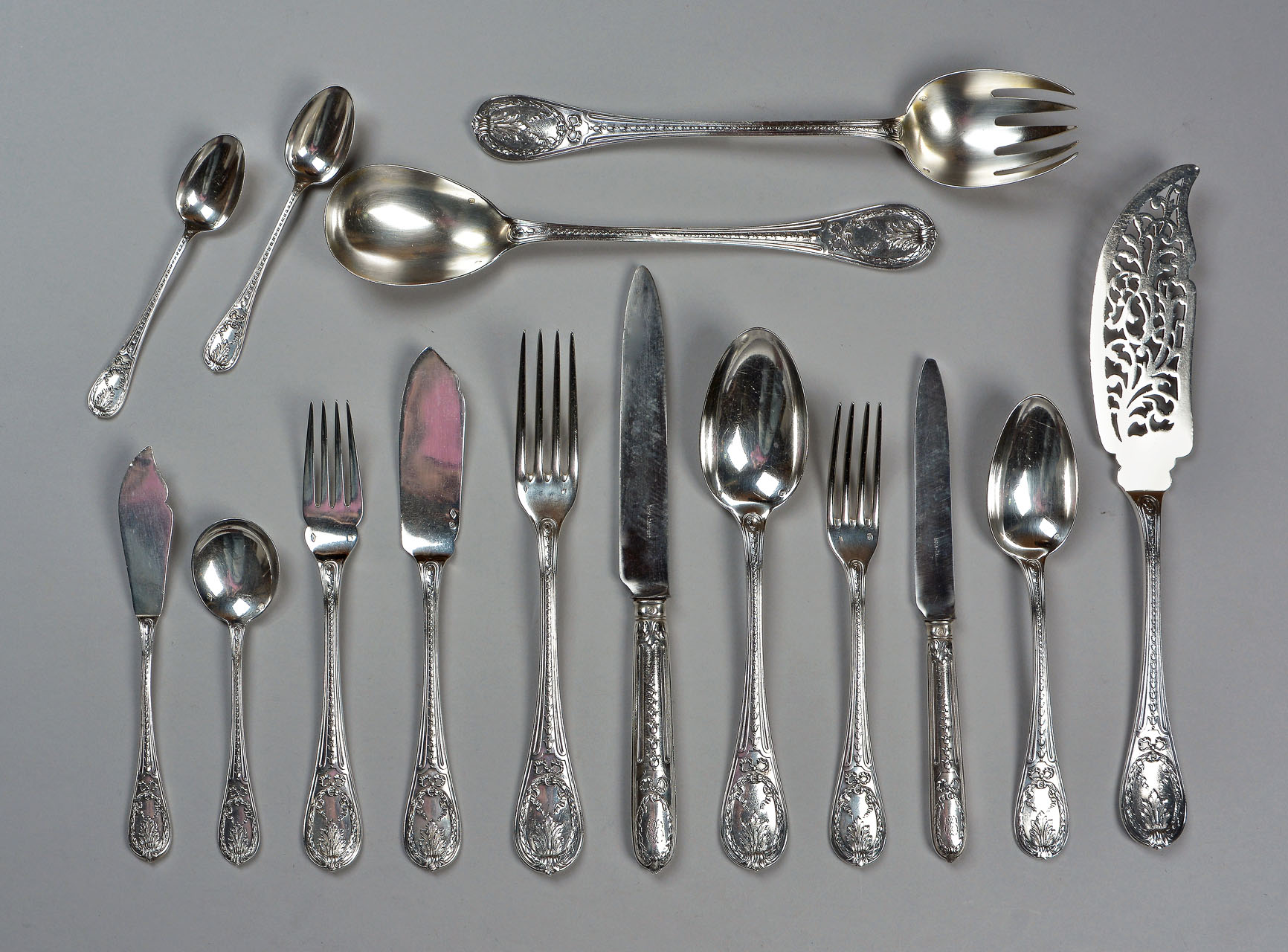  IMPORTANTE JUEGO DE CUBIERTOS DE PLATA FRANCESA SELLADA.