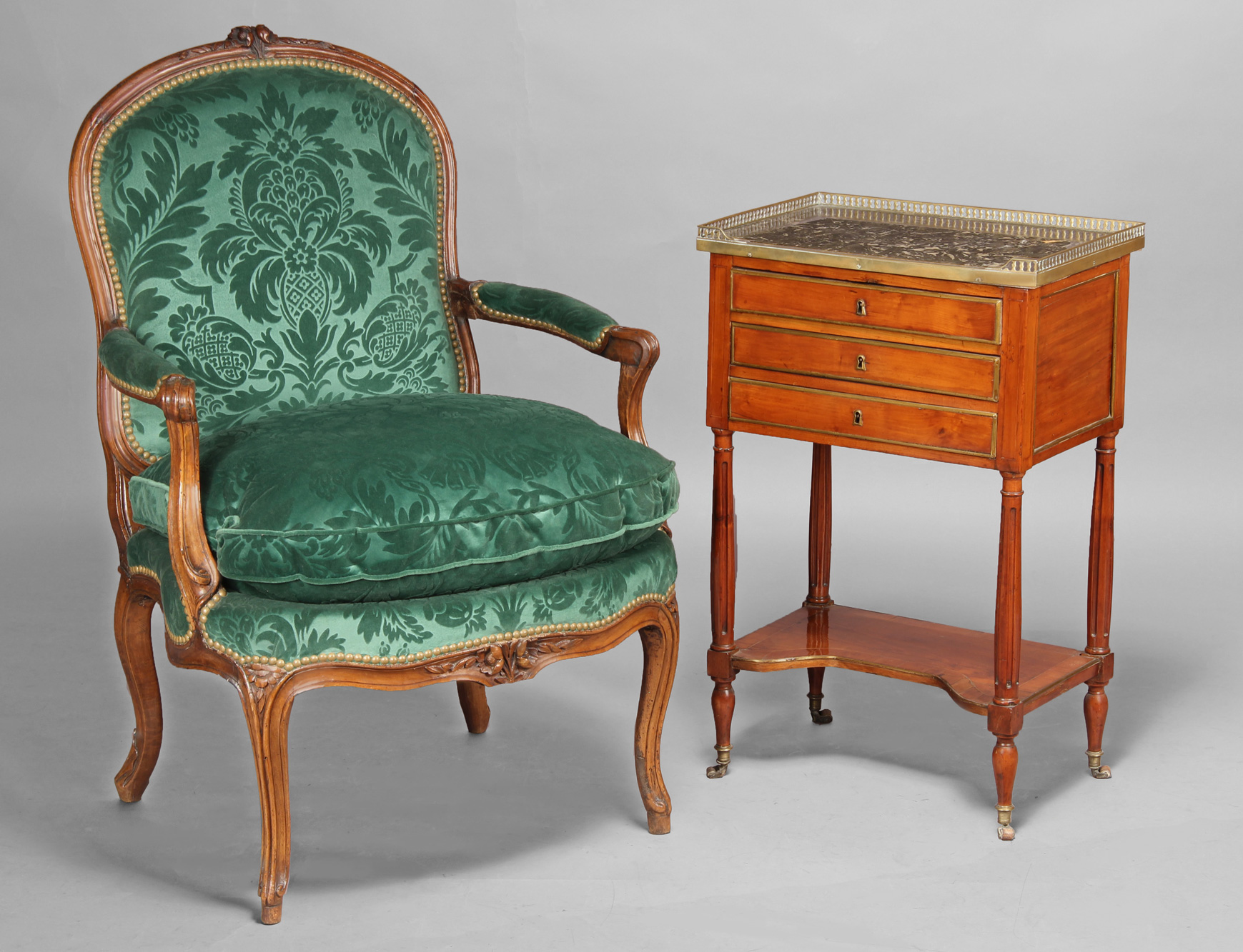 Lotes 221 y 231: 
																		ANTIGUO SILLON FRANCES DE EPOCA LUIS XV. 
																		PEQUEÑA MESA FRANCESA ANTIGUA DE EPOCA LUIS XVI. 