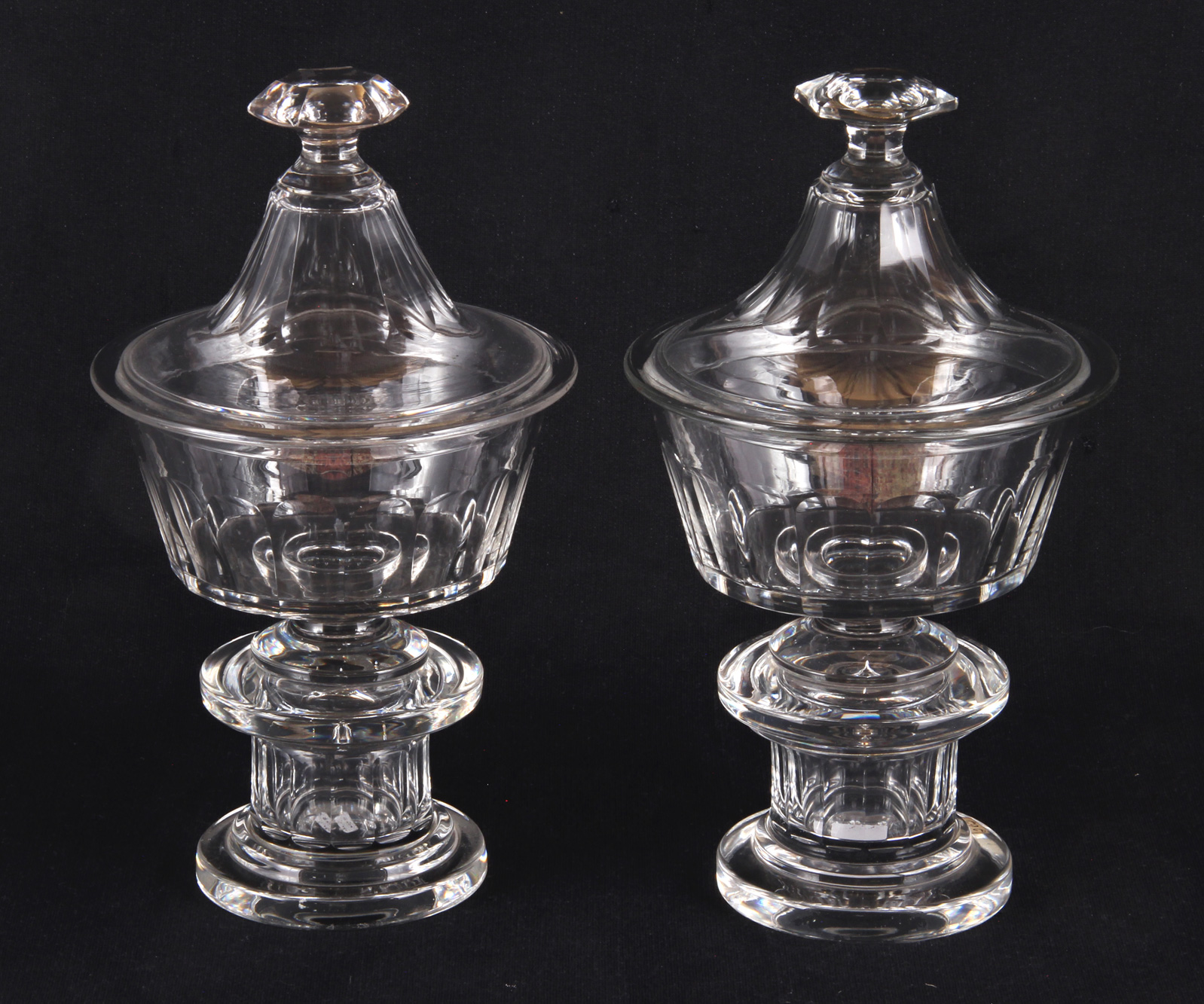  PAR DE BOMBONERAS DE FINO CRISTAL FRANCES CON TAPA.