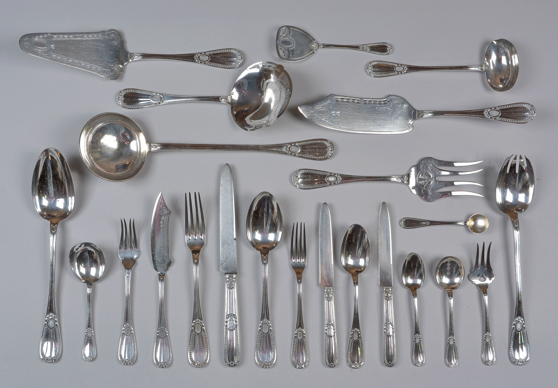  JUEGO DE CUBIERTOS DE PLATA FRANCESA SELLADA.