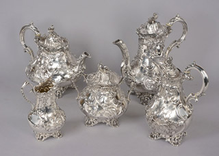 Lote 561: SERVICIO DE PLATA INGLESA VICTORIANA PARA TE Y CAFE.  SERVICIO DE PLATA INGLESA VICTORIANA PARA TE Y CAFE. 