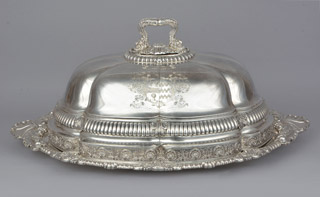 Lote 446: ANTIGUA FUENTE CON TAPA CAMPANA DE PLATA INGLESA SELLADA. ANTIGUA FUENTE CON TAPA CAMPANA DE PLATA INGLESA SELLADA.