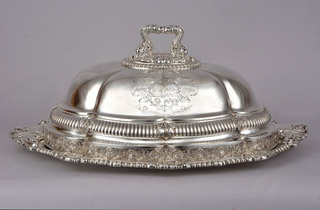 Lote 447: ANTIGUA FUENTE CON TAPA CAMPANA DE PLATA INGLESA SELLADA. ANTIGUA FUENTE CON TAPA CAMPANA DE PLATA INGLESA SELLADA.