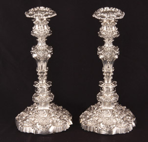 Lote 449: PAR DE ANTIGUOS CANDELEROS DE PLATA INGLESA SELLADA. PAR DE ANTIGUOS CANDELEROS DE PLATA INGLESA SELLADA.