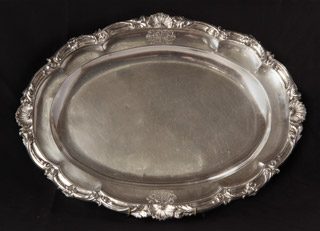 Lote 455: FUENTE DE ANTIGUA PLATA INGLESA SELLADA. FUENTE DE ANTIGUA PLATA INGLESA SELLADA.