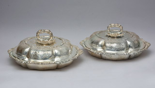 Lote 457: PAR DE LEGUMBRERAS DE ANTIGUA PLATA INGLESA CON TAPA. PAR DE LEGUMBRERAS DE ANTIGUA PLATA INGLESA CON TAPA.