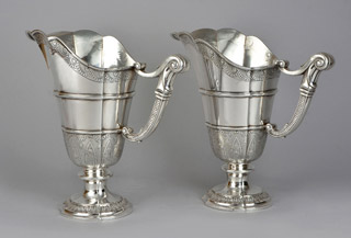Lote 500: PAR DE MAGNIFICAS JARRAS DE PLATA FRANCESA SELLADA. PAR DE MAGNIFICAS JARRAS DE PLATA FRANCESA SELLADA.