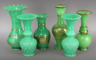 Lotes 738, 739, 740, 741 y 742: 
																		FLORERO DE ANTIGUA OPALINA FRANCESA VERDE.
																		ANTIGUO VASO FRANCES DE OPALINA VERDE.
																		INTERESANTE VASO FRANCES DE ANTIGUA OPALINA VERDE.
																		ANTIGUO FLORERO FRANCES DE OPALINA VERDE.
																		PAR DE FLOREROS DE ANTIGUA OPALINA FRANCESA VERDE.