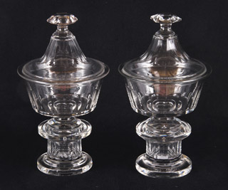 Lote 543: PAR DE BOMBONERAS DE FINO CRISTAL FRANCES CON TAPA. PAR DE BOMBONERAS DE FINO CRISTAL FRANCES CON TAPA.