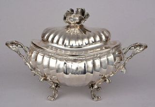 Lote 549: PEQUEÑA SOPERA DE PLATA SELLADA CON TAPA. PEQUEÑA SOPERA DE PLATA SELLADA CON TAPA.