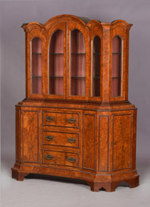 Lote 79: MUEBLE DE ESTILO HOLANDES FORMADO POR DOS CUERPOS. MUEBLE DE ESTILO HOLANDES FORMADO POR DOS CUERPOS.