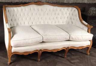 Lote 245: SOFA DE ESTILO FRANCES LUIS XV PARA TRES CUERPOS.  SOFA DE ESTILO FRANCES LUIS XV PARA TRES CUERPOS. 