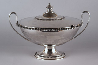 Lote 129: SOPERA DE PLATA INGLESA SELLADA CON TAPA. SOPERA DE PLATA INGLESA SELLADA CON TAPA.