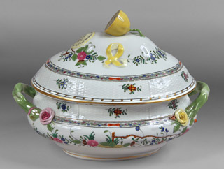 Lote 188: SOPERA DE PORCELANA HUNGARA DE HEREND CON TAPA. SOPERA DE PORCELANA HUNGARA DE HEREND CON TAPA.