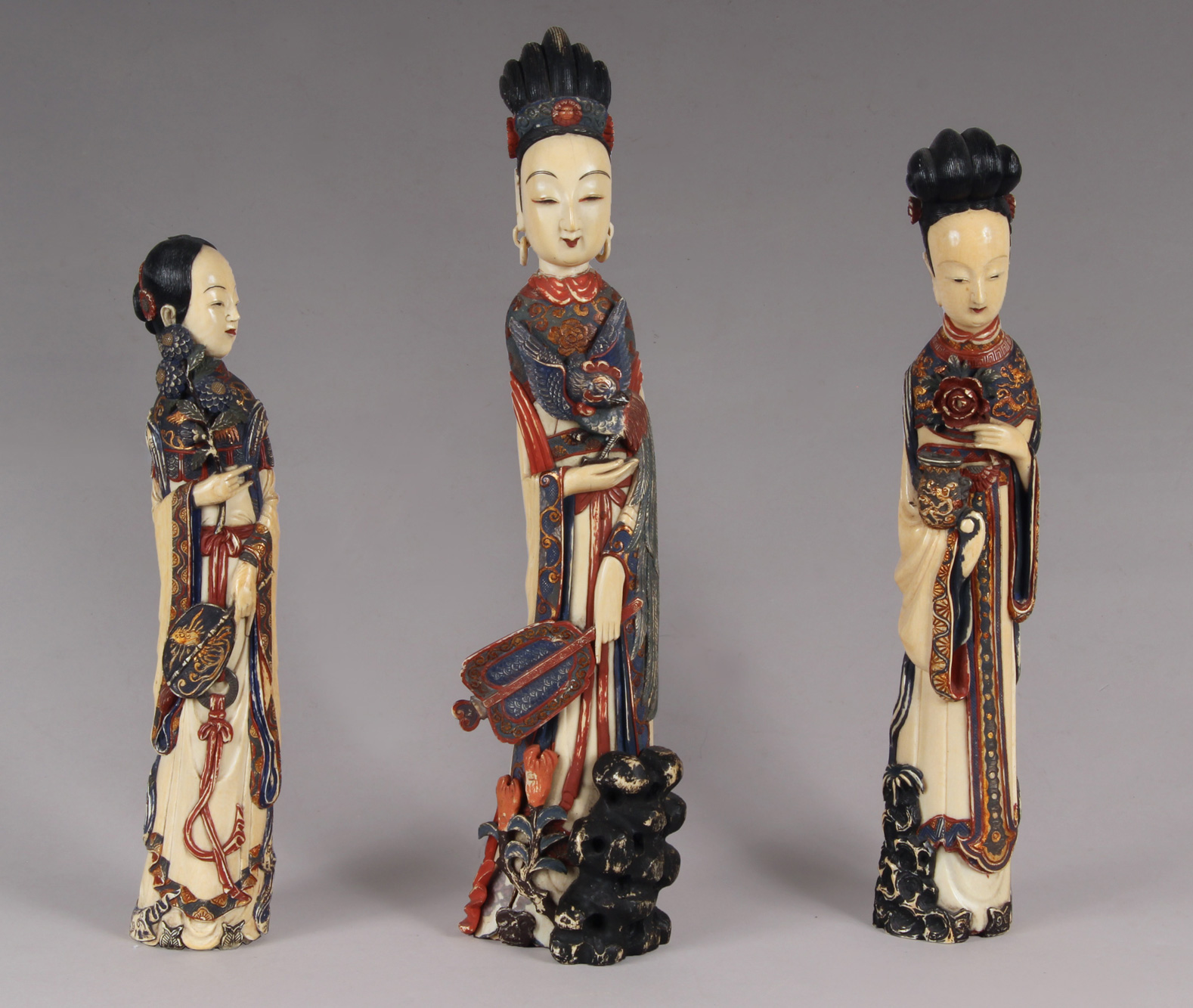  TRES FIGURAS CHINAS DE MARFIL ESCULPIDO Y POLICROMADO.