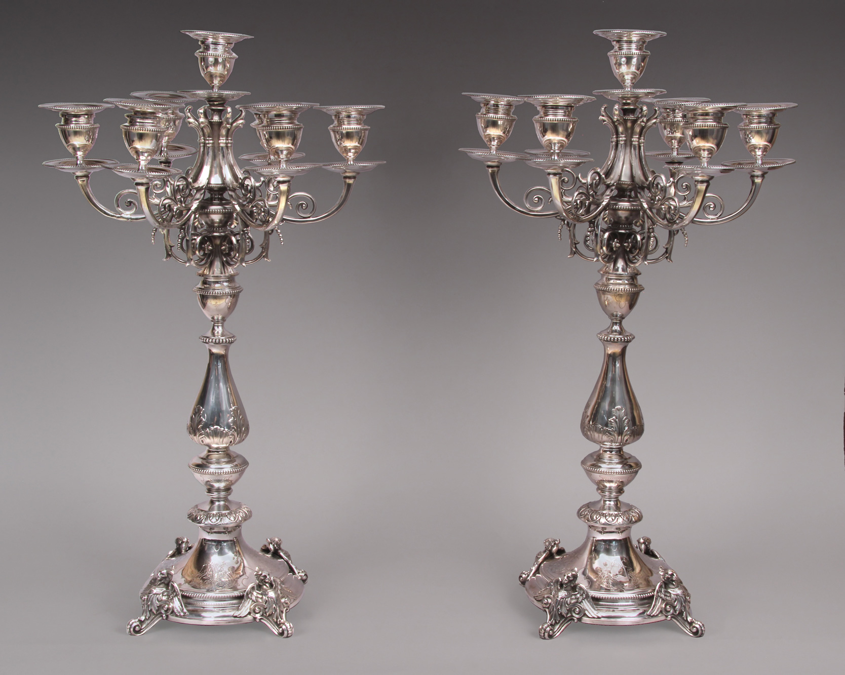  PAR DE CANDELABROS EUROPEOS DE SEIS BRAZOS.