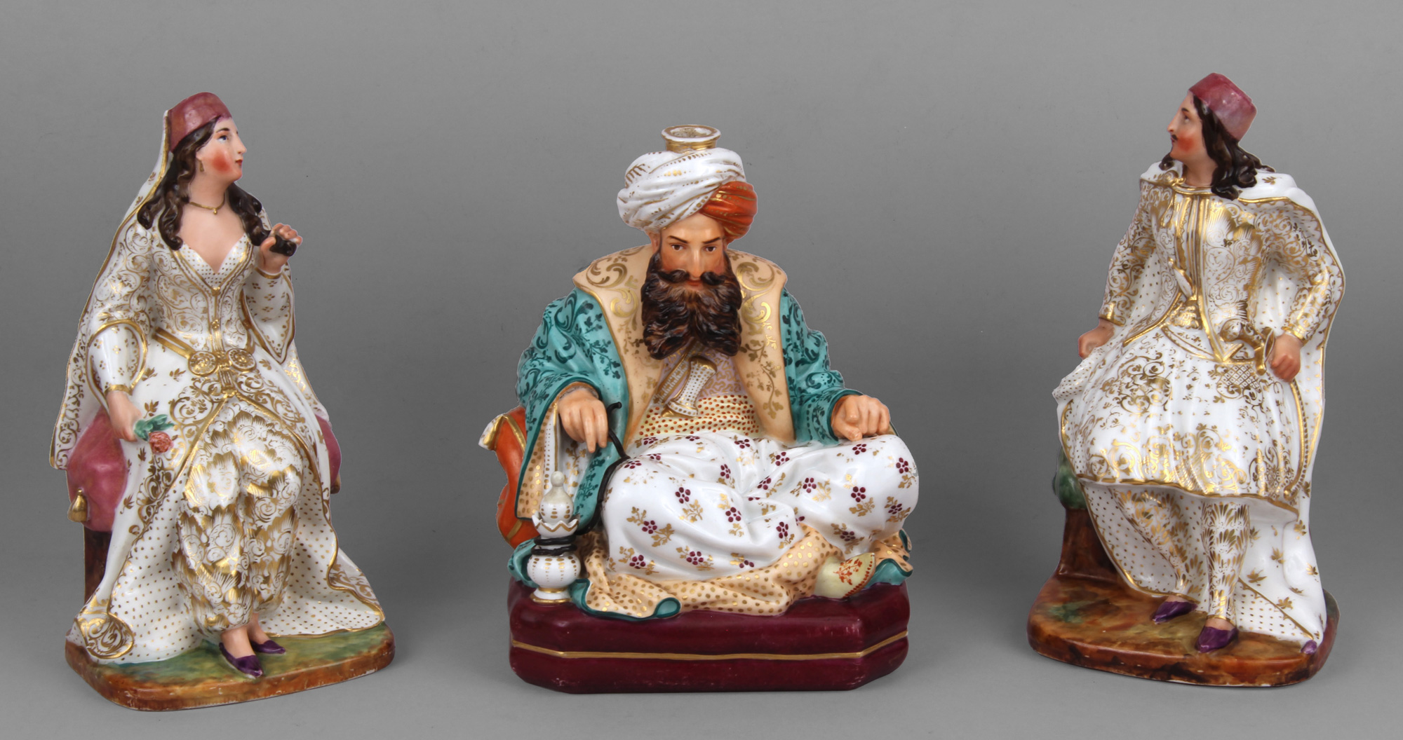  TRES FIGURAS DE ANTIGUA PORCELANA FRANCESA.