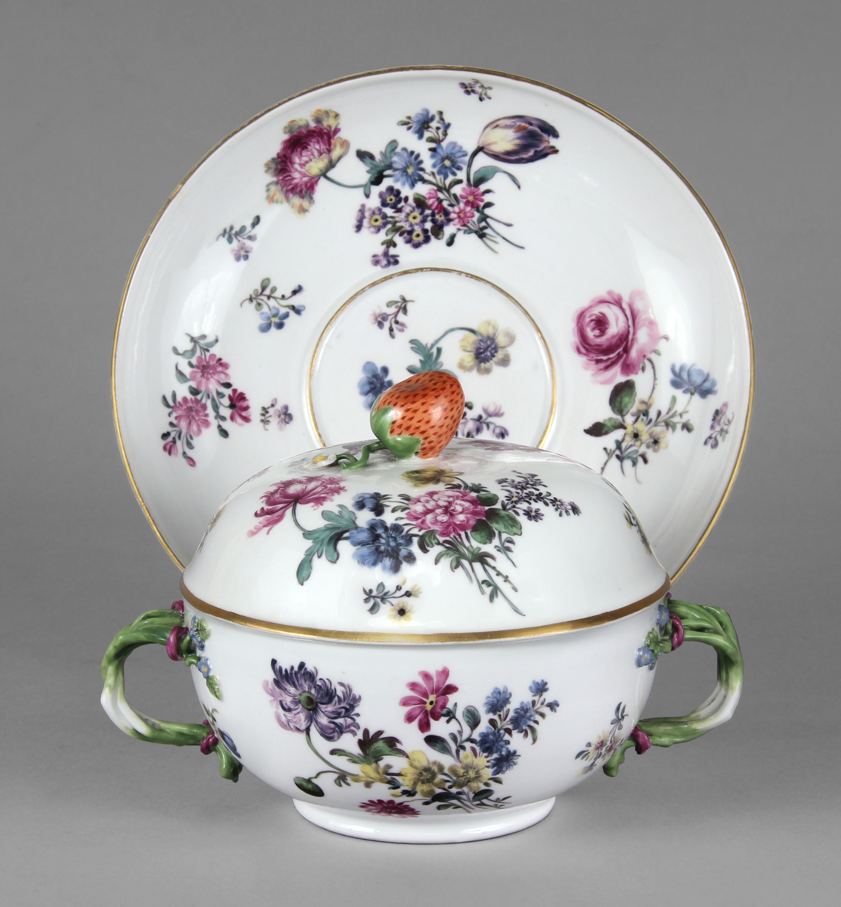  ANTIGUA 'ECUELLE A COUVERCLE' DE PORCELANA DE MEISSEN.