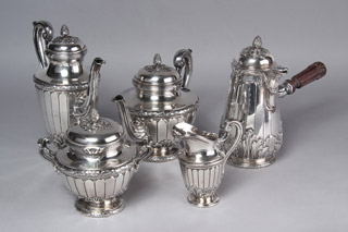 Lote 551: JUEGO DE PLATA FRANCESA SELLADA FORMADO POR CINCO PIEZAS. JUEGO DE PLATA FRANCESA SELLADA FORMADO POR CINCO PIEZAS.