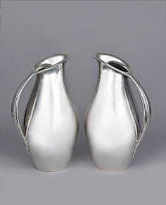 Lote 543: PAR DE 'MATCHING DANISH SILVER PITCHERS'. PAR DE 'MATCHING DANISH SILVER PITCHERS'.