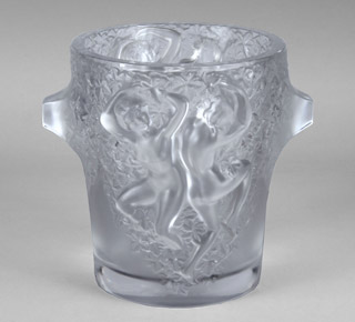 Lote 875: VASO FRANCES MODELO 'GANYMEDE' FIRMADO LALIQUE. VASO FRANCES MODELO 'GANYMEDE' FIRMADO LALIQUE.