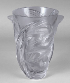 Lote 876: VASO FRANCES MODELO 'MARTINETS' FIRMADO LALIQUE. VASO FRANCES MODELO 'MARTINETS' FIRMADO LALIQUE.