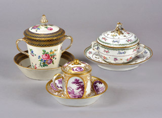 Lotes 466, 468 y 467: 
																		TAZA CON TAPA Y PLATO DE ANTIGUA PORCELANA FRANCESA.
																		TAZA CON TAPA Y PLATO DE ANTIGUA PORCELANA FRANCESA.
																		TAZA CON TAPA Y PLATO DE ANTIGUA PORCELANA FRANCESA.