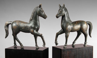 Lote 891: PAR DE CABALLOS DE BRONCE PATINADO. PAR DE CABALLOS DE BRONCE PATINADO.